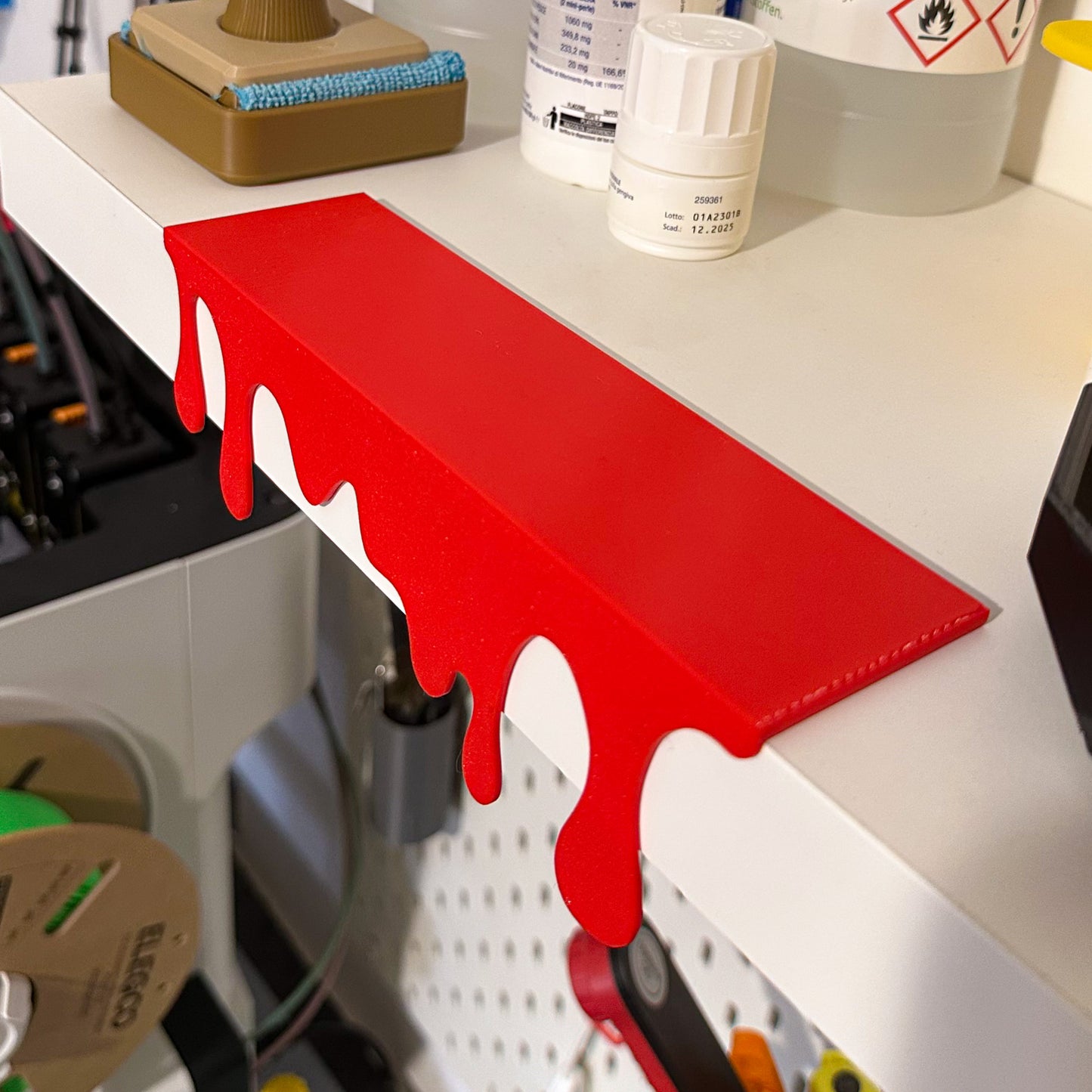 Decorazione Sangue che Cola per mensola o scaffale