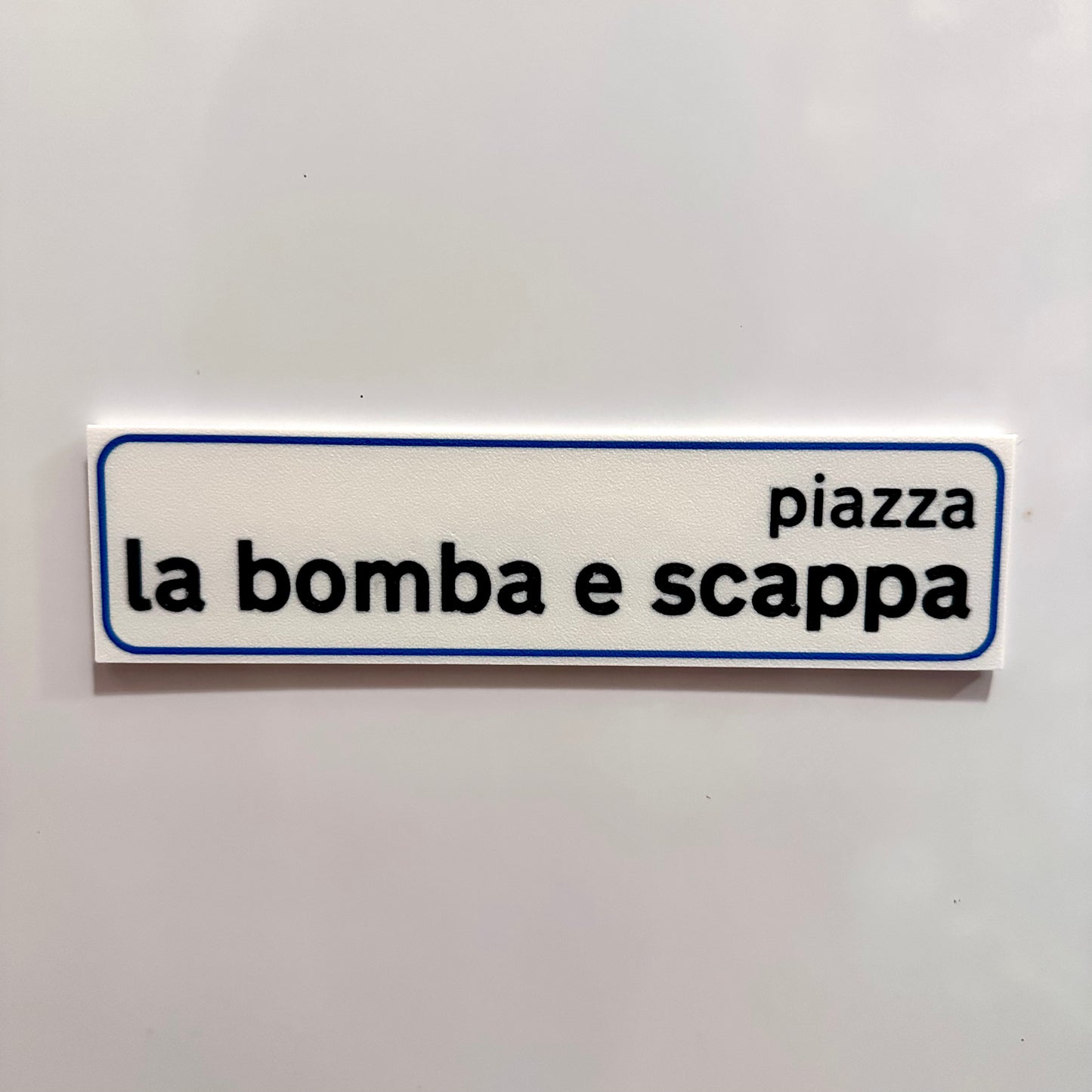 Cartello magnetico "Piazza la bomba e scappa"