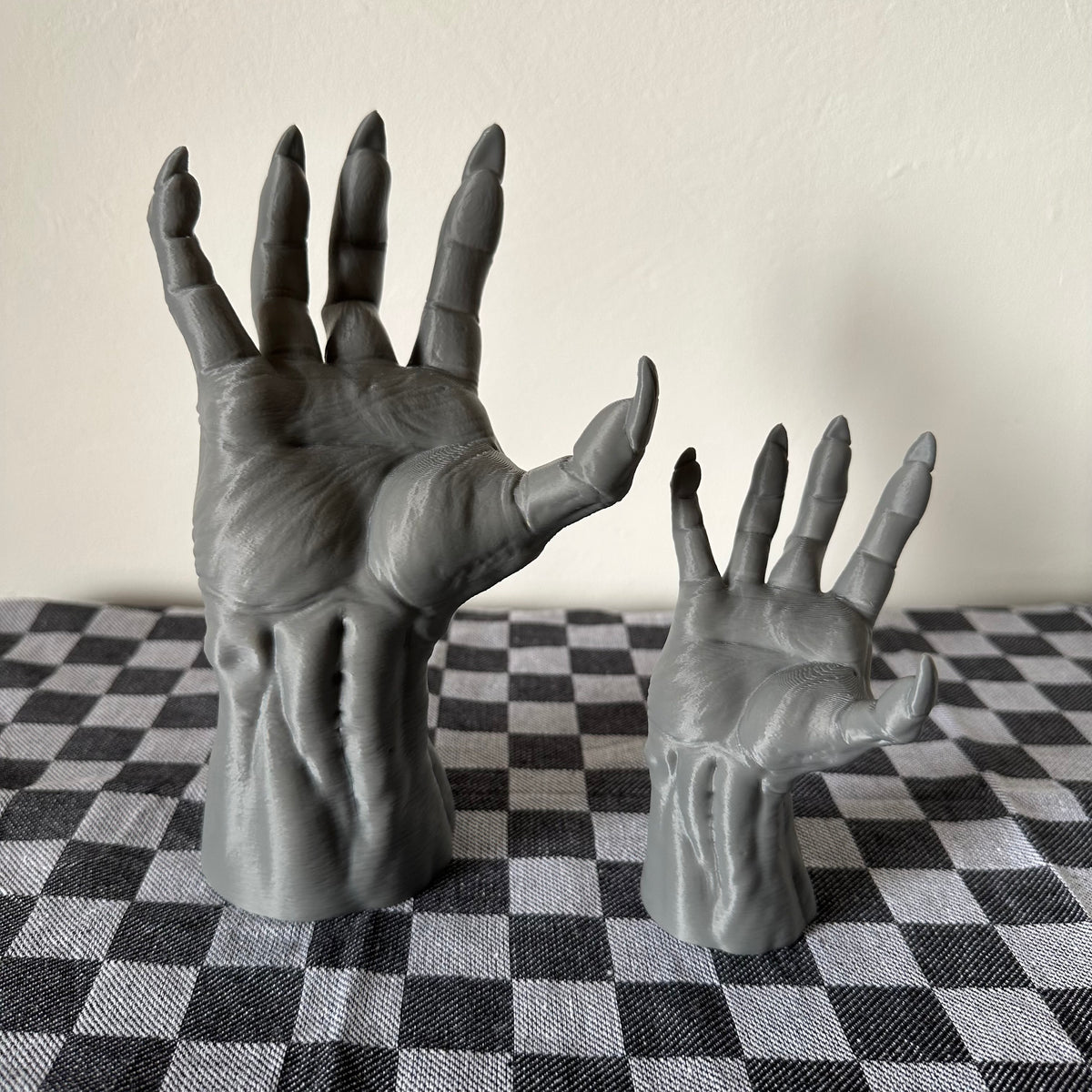 Mano zombie decorativa per Halloween (vaso, muro e tavolo)
