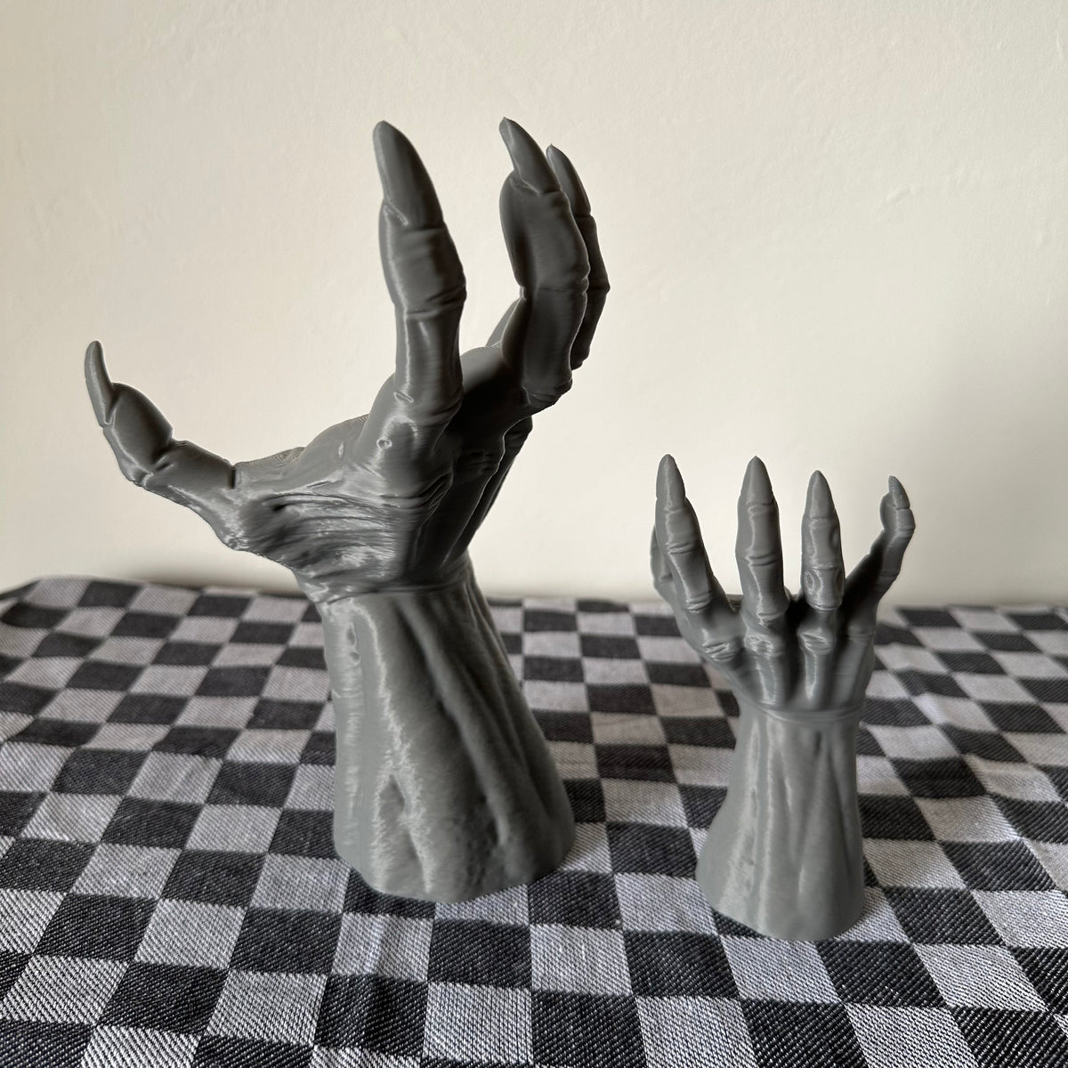Mano zombie decorativa per Halloween (vaso, muro e tavolo)