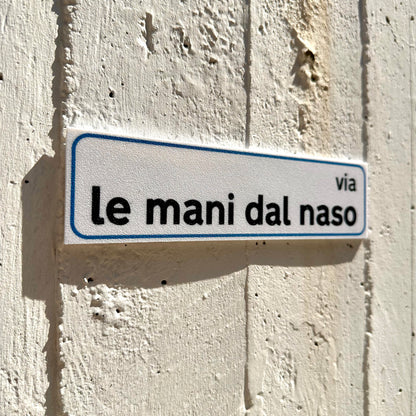 Cartello magnetico "Via le mani dal naso"