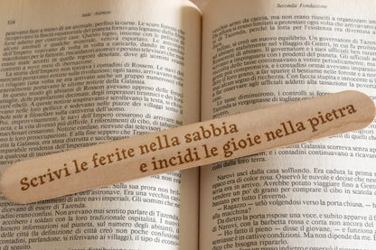 Segnalibro "Scrivi le ferite nella sabbia e incidi le gioie nella pietra"