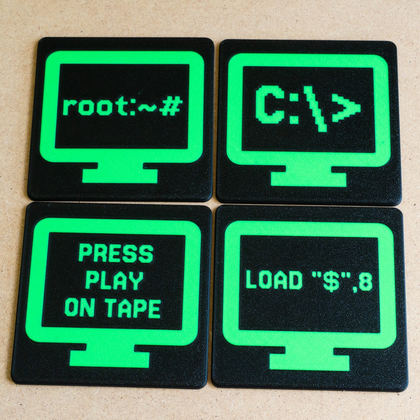 Kit Risparmio: Sottobicchieri multicolore retro-nerd (4 pezzi)