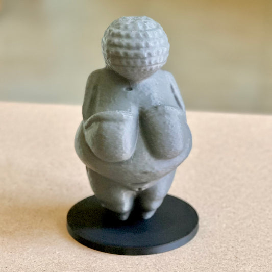 Statuina Venere di Willendorf con base